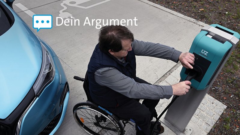 Ein Mann im Rollstuhl bedient eine Ladesäule für E-Autos | Bild: picture alliance/dpa | Pia Bayer Ein Mann im Rollstuhl bedient eine Ladesäule für E-Autos