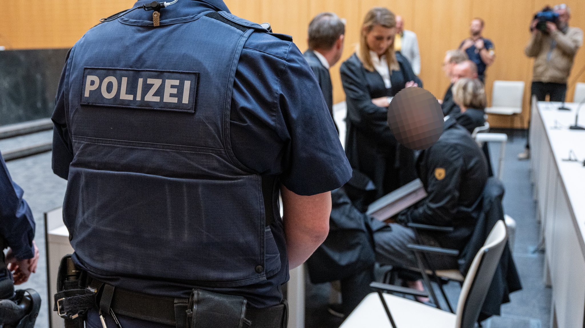 Der Angeklagte sitzt im Verhandlungssaal des Landgerichts. | Bild: picture alliance/dpa | Armin Weigel Der Angeklagte sitzt im Verhandlungssaal des Landgerichts.
