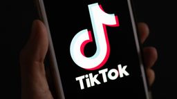 Auf einem Smartphone wird das Logo der Plattform Tiktok angezeigt. | Bild:dpa-Bildfunk/Monika Skolimowska