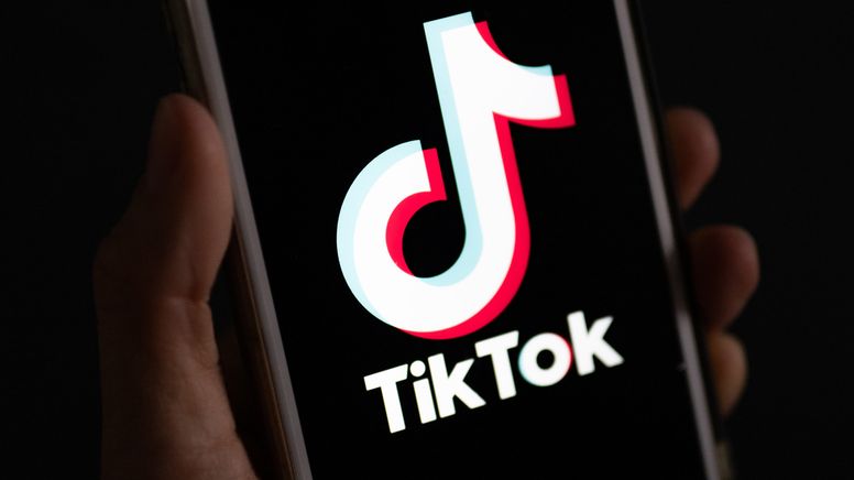 Auf einem Smartphone wird das Logo der Plattform Tiktok angezeigt. | Bild:dpa-Bildfunk/Monika Skolimowska