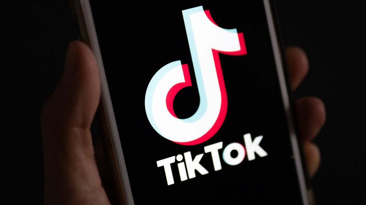 Auf einem Smartphone wird das Logo der Plattform Tiktok angezeigt.