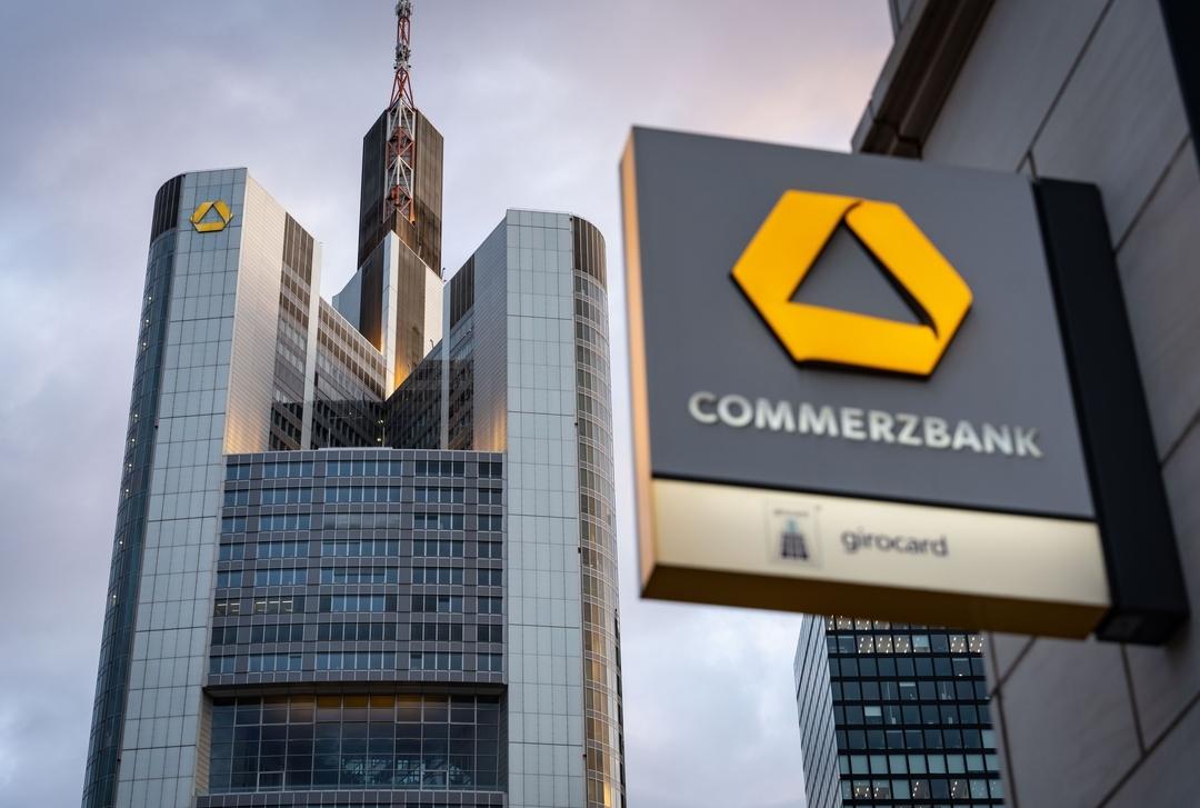 Das Logo der Commerzbank an einer Filiale in Sichtweite der Zentrale der Commerzbank.