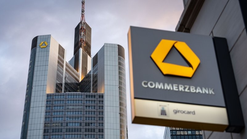 Das Logo der Commerzbank an einer Filiale in Sichtweite der Zentrale der Commerzbank. | Bild: dpa-Bildfunk/Frank Rumpenhorst Das Logo der Commerzbank an einer Filiale in Sichtweite der Zentrale der Commerzbank.