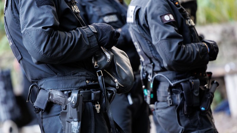 Nahaufnahme vom Rumpf mehrerer Polizisten in Uniform mit Bewaffnung. (Symbolbild) | Bild: picture alliance/dpa | Matthias Balk Nahaufnahme vom Rumpf mehrerer Polizisten in Uniform mit Bewaffnung. (Symbolbild)