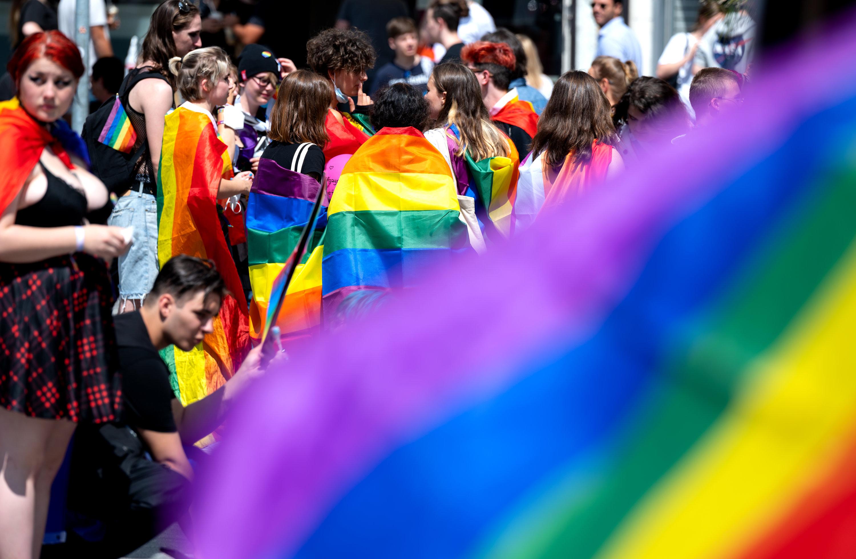 Zu sehen sind Teilnehmer der CSD-Parade 2021 in München. 