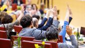 Landtagsabgeordnete melden sich zu einer Abstimmung während einer Plenarsitzung im Bayerischen Landtag am 07.02.2024 in München  | Bild:picture alliance/dpa/picture alliance | Matthias Balk