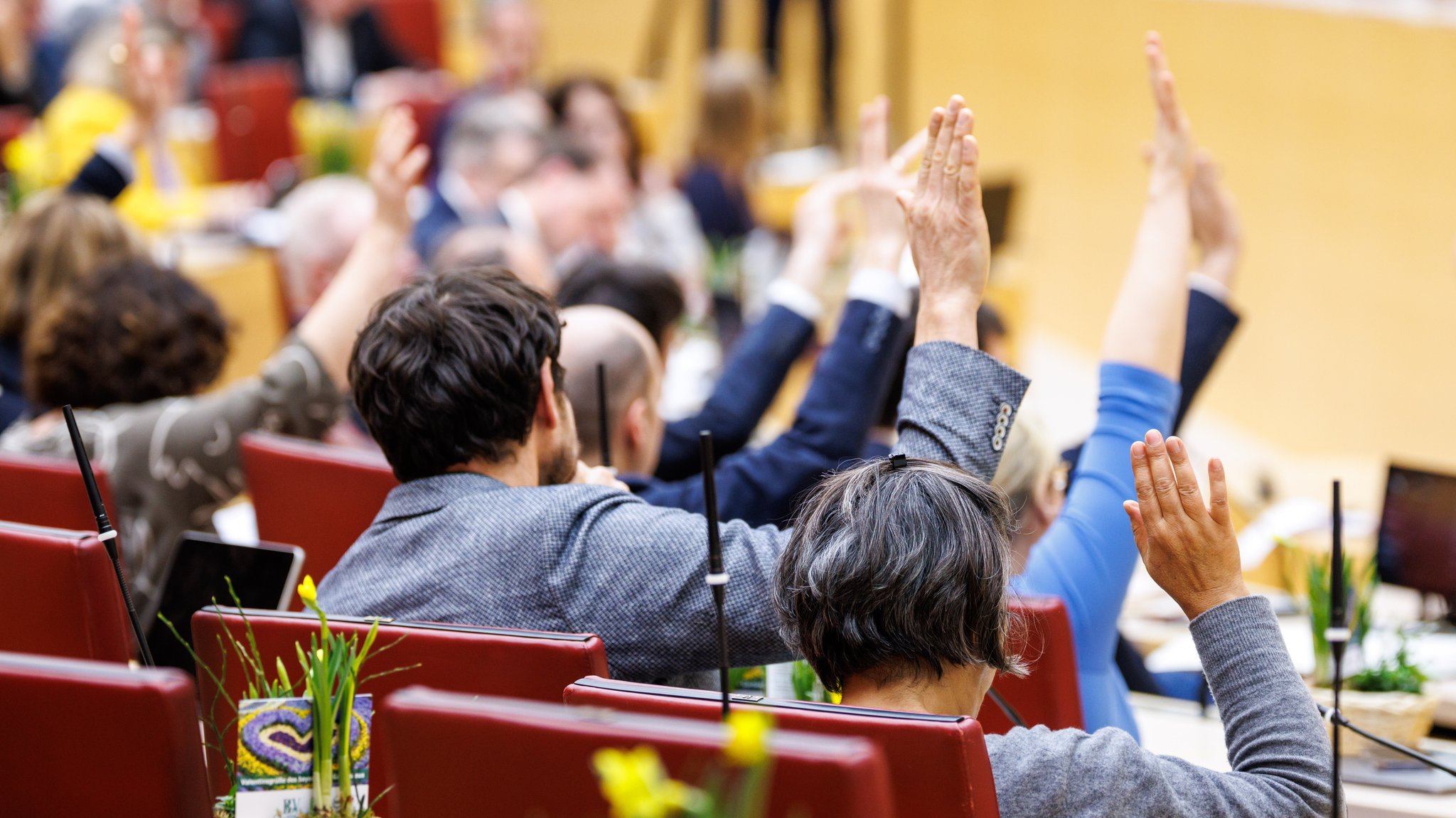 Landtagsabgeordnete melden sich zu einer Abstimmung während einer Plenarsitzung im Bayerischen Landtag am 07.02.2024 in München 