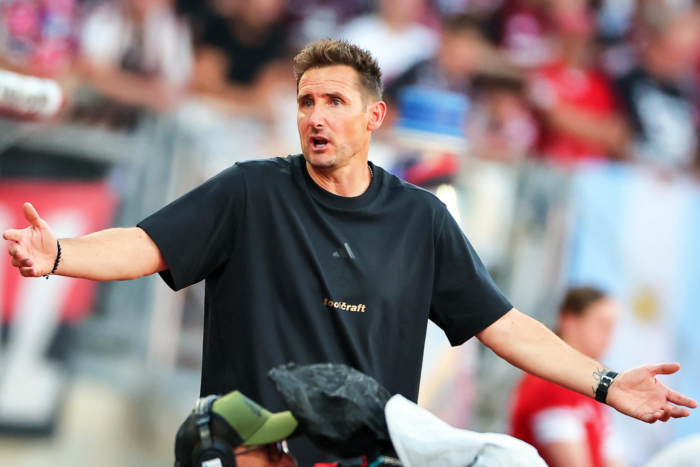 ARCHIV - 08.08.2025, Bayern, Nürnberg: Fußball: 2. Bundesliga, 1. FC Nürnberg - Darmstadt 98, 2. Spieltag im Max-Morlock-Stadion. Trainer Miroslav Klose (1. FC Nürnberg) reagiert am Spielfeldrand. (zu dpa: «Nürnberg unter Druck: Klose setzt im Tor auf Mathenia») Foto: Daniel Karmann/dpa +++ dpa-Bildfunk +++