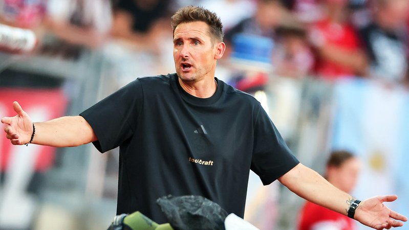 ARCHIV - 08.08.2025, Bayern, Nürnberg: Fußball: 2. Bundesliga, 1. FC Nürnberg - Darmstadt 98, 2. Spieltag im Max-Morlock-Stadion. Trainer Miroslav Klose (1. FC Nürnberg) reagiert am Spielfeldrand. (zu dpa: «Nürnberg unter Druck: Klose setzt im Tor auf Mathenia») Foto: Daniel Karmann/dpa +++ dpa-Bildfunk +++ | Bild: dpa-Bildfunk/Daniel Karmann ARCHIV - 08.08.2025, Bayern, Nürnberg: Fußball: 2. Bundesliga, 1. FC Nürnberg - Darmstadt 98, 2. Spieltag im Max-Morlock-Stadion. Trainer Miroslav Klose (1. FC Nürnberg) reagiert am Spielfeldrand. (zu dpa: «Nürnberg unter Druck: Klose setzt im Tor auf Mathenia») Foto: Daniel Karmann/dpa +++ dpa-Bildfunk +++