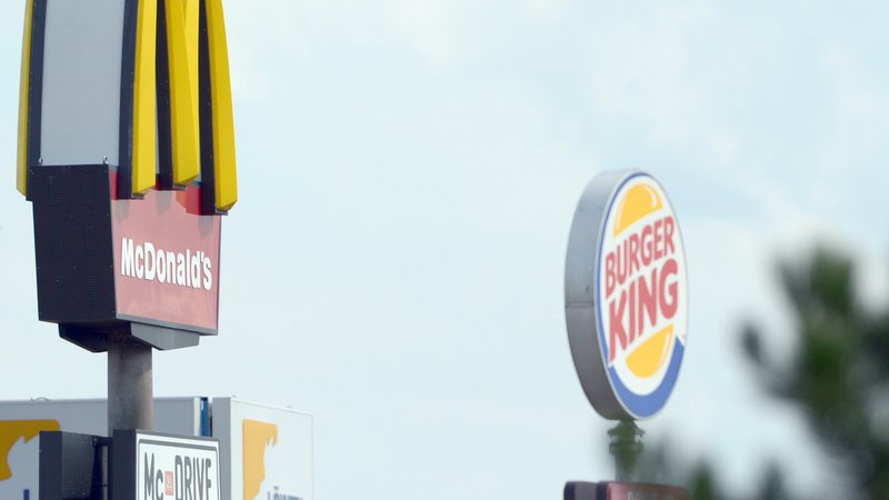 Die Logos der Fastfoodketten McDonalds (l.) und Burger King stehen sich in Leipzig (Sachsen) gegenüber. | Bild: picture alliance / ZB | Peter Endig Die Logos der Fastfoodketten McDonalds (l.) und Burger King stehen sich in Leipzig (Sachsen) gegenüber.