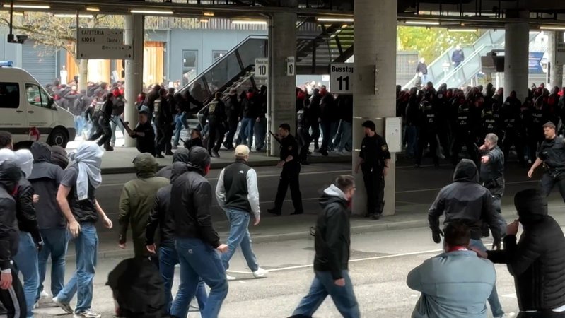 Der Südgipfel galt schon vorab als Risiko-Spiel: Am Sonntag sind Anhänger des FC Bayern und des VfB Stuttgart aufeinandergeprallt. | Bild: BR Der Südgipfel galt schon vorab als Risiko-Spiel: Am Sonntag sind Anhänger des FC Bayern und des VfB Stuttgart aufeinandergeprallt.