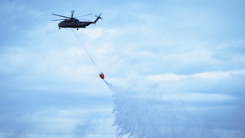 Ein CH-53 Hubschrauber transportiert bei der Großübung 7.000 Liter Wasser in einem Spezialbehälter. | Bild: Bundeswehr/Cal Ein CH-53 Hubschrauber transportiert bei der Großübung 7.000 Liter Wasser in einem Spezialbehälter.