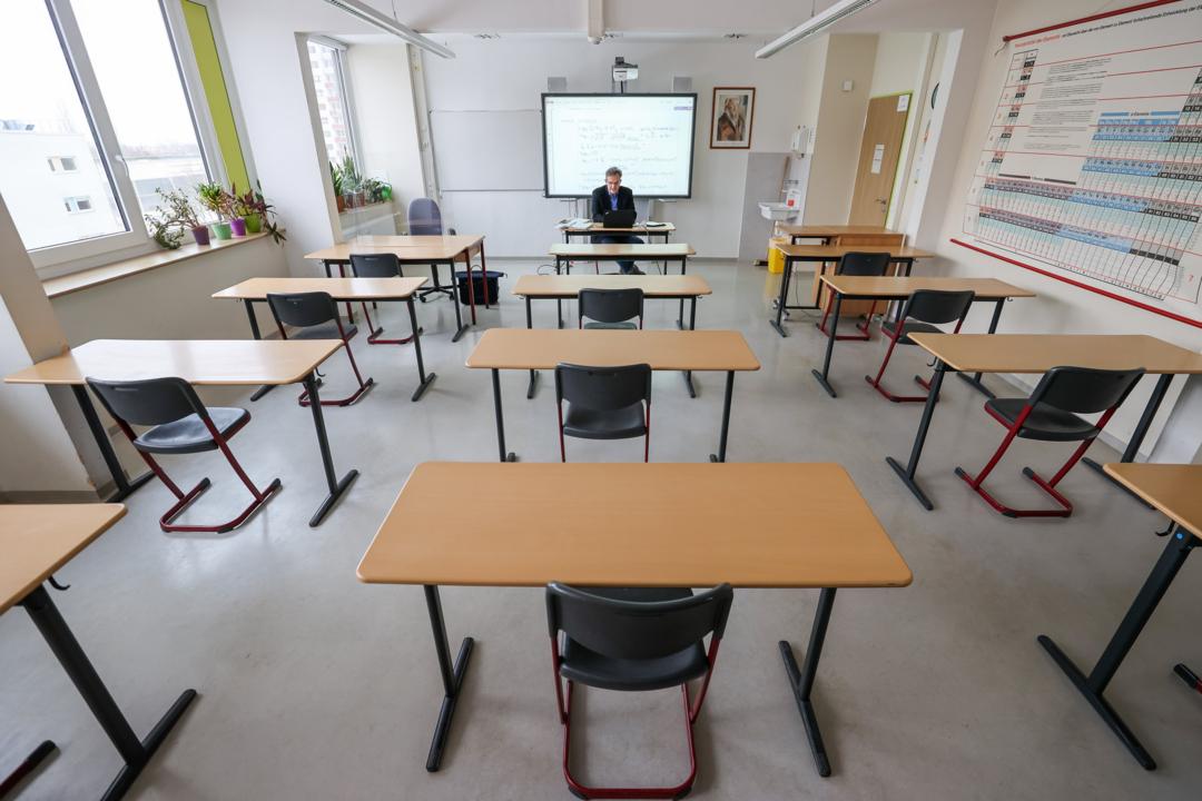 Ein Lehrer in einem Klassenzimmer voller leerer Schulbänke. | Bild:dpa-Bildfunk/Jan Woitas