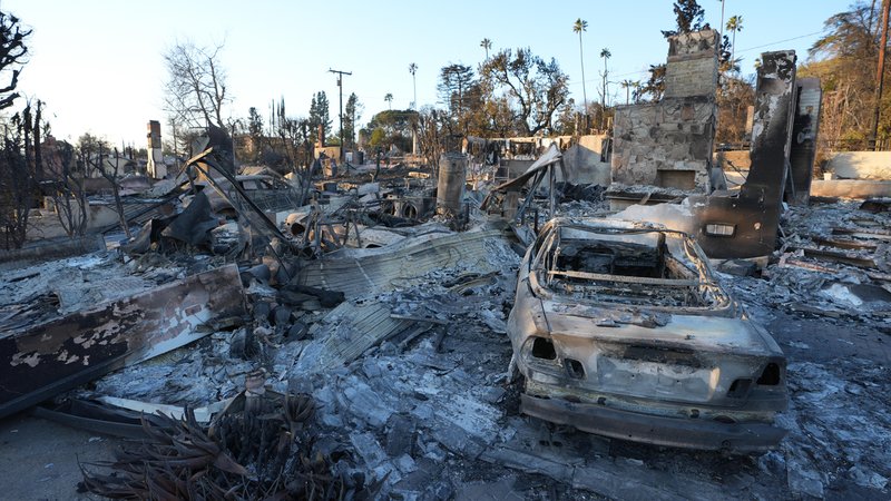 Niedergebranntes Haus bei Los Angeles | Bild: pa/dpa/Lokman Vural Elibol Niedergebranntes Haus bei Los Angeles