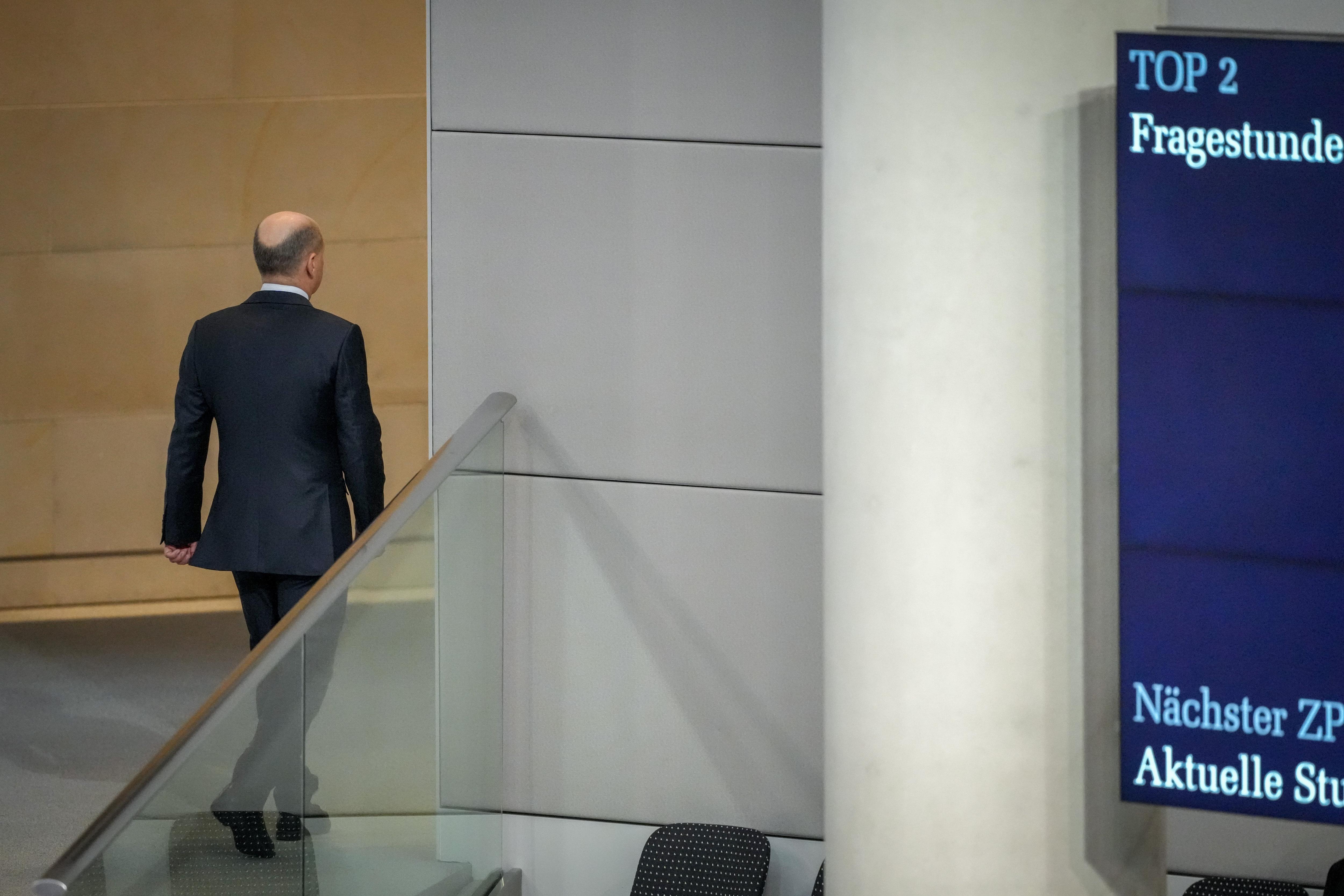 Berlin, 04.12.24: Bundeskanzler Olaf Scholz (SPD) verlässt die Befragung der Bundesregierung im Plenarsaal im Bundestag.