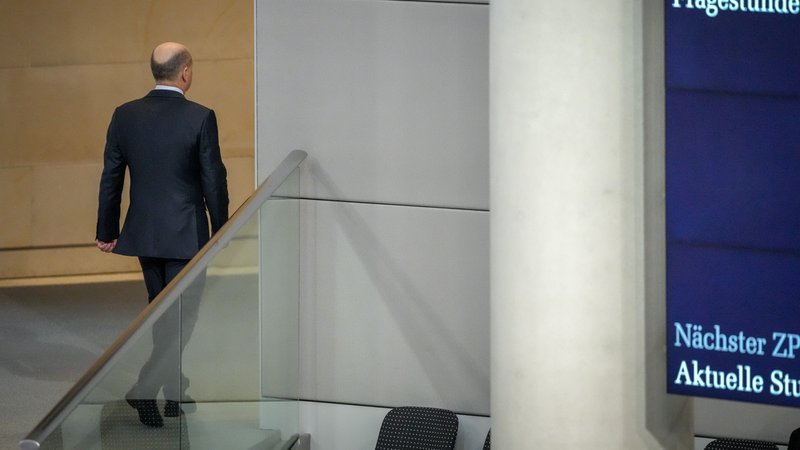 Berlin, 04.12.24: Bundeskanzler Olaf Scholz (SPD) verlässt die Befragung der Bundesregierung im Plenarsaal im Bundestag. | Bild: pa/dpa/Kay Nietfeld Berlin, 04.12.24: Bundeskanzler Olaf Scholz (SPD) verlässt die Befragung der Bundesregierung im Plenarsaal im Bundestag.