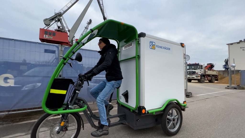 Ein Schwerlastenrad rollt durchs Regensburger Hafenviertel