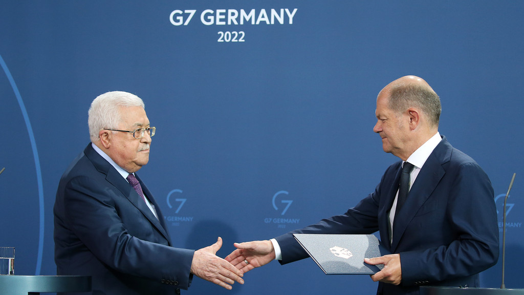 Bundeskanzler Olaf Scholz (SPD) und Mahmoud Abbas (l), Präsident der Palästinensischen Autonomiebehörde, verabschieden sich nach ihrem Gespräch,
