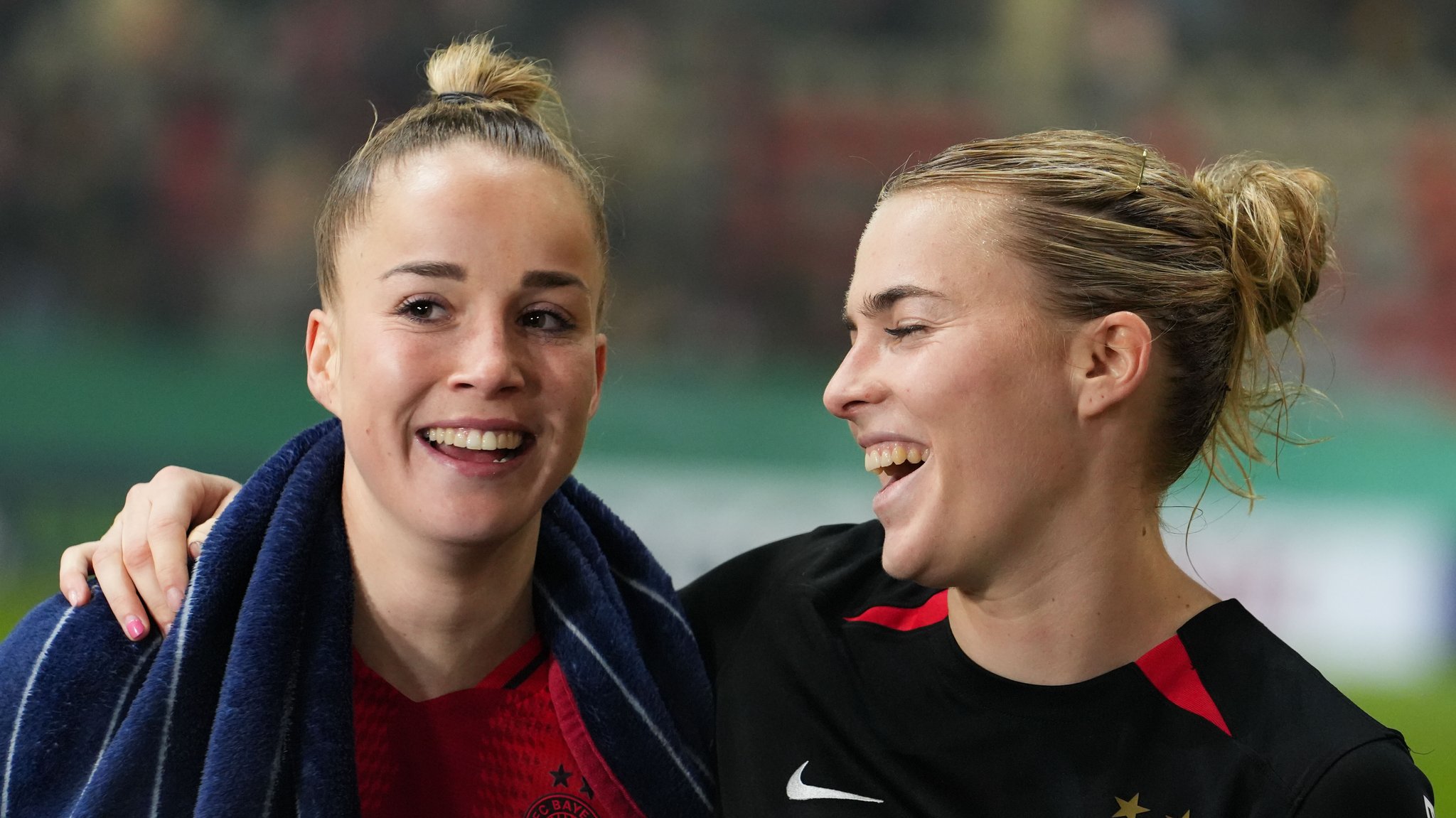 Giulia Gwinn (links) lacht mit Laura Freigang | Bild: dpa/pa Giulia Gwinn (links) lacht mit Laura Freigang