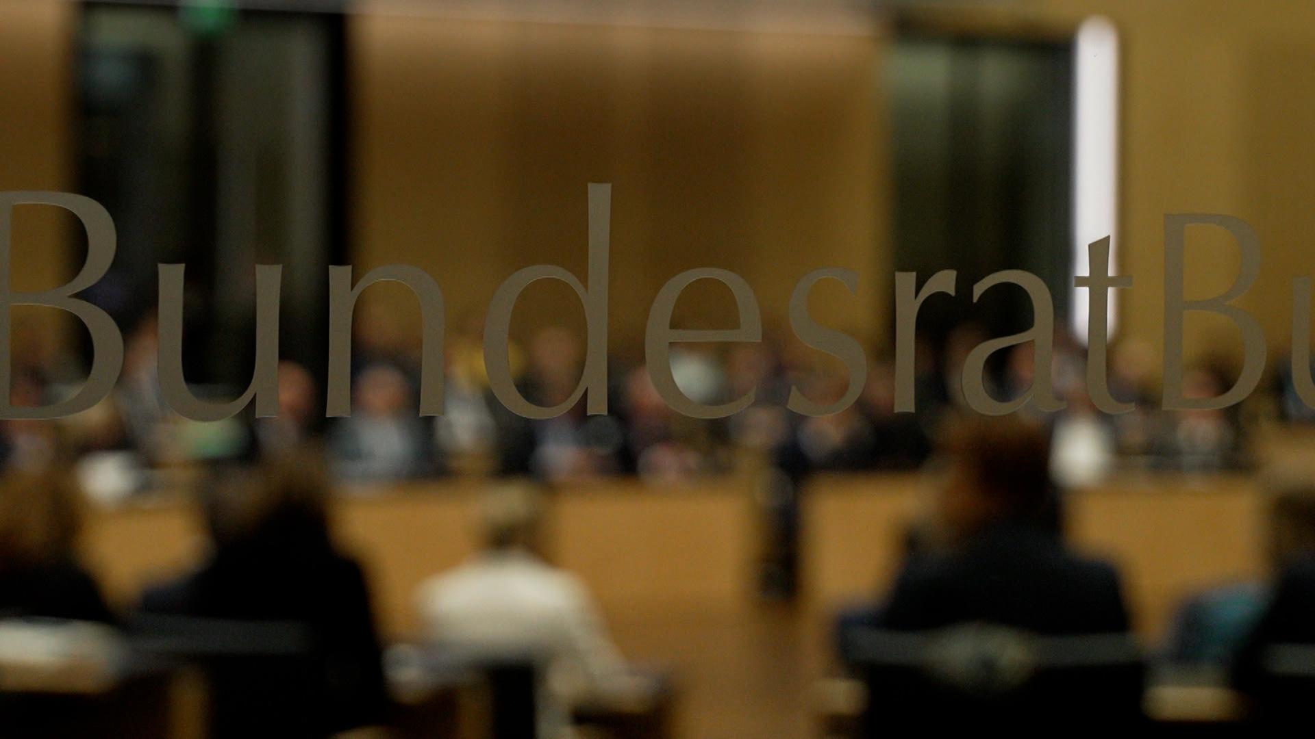 So etwas wie eine vorgezogene Weihnachtsbescherung hat heute der Bundesrat verabschiedet. Mehr Geld für Geld für Pendler, höhere Rente für Mütter, Steuer-Vergünstigung für Landwirte.