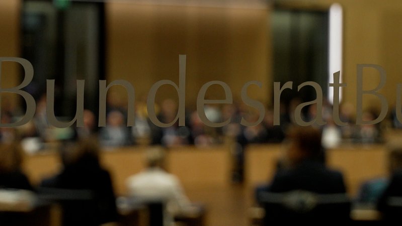 So etwas wie eine vorgezogene Weihnachtsbescherung hat heute der Bundesrat verabschiedet. Mehr Geld für Geld für Pendler, höhere Rente für Mütter, Steuer-Vergünstigung für Landwirte. | Bild: Bayerischer Rundfunk 2025 So etwas wie eine vorgezogene Weihnachtsbescherung hat heute der Bundesrat verabschiedet. Mehr Geld für Geld für Pendler, höhere Rente für Mütter, Steuer-Vergünstigung für Landwirte.