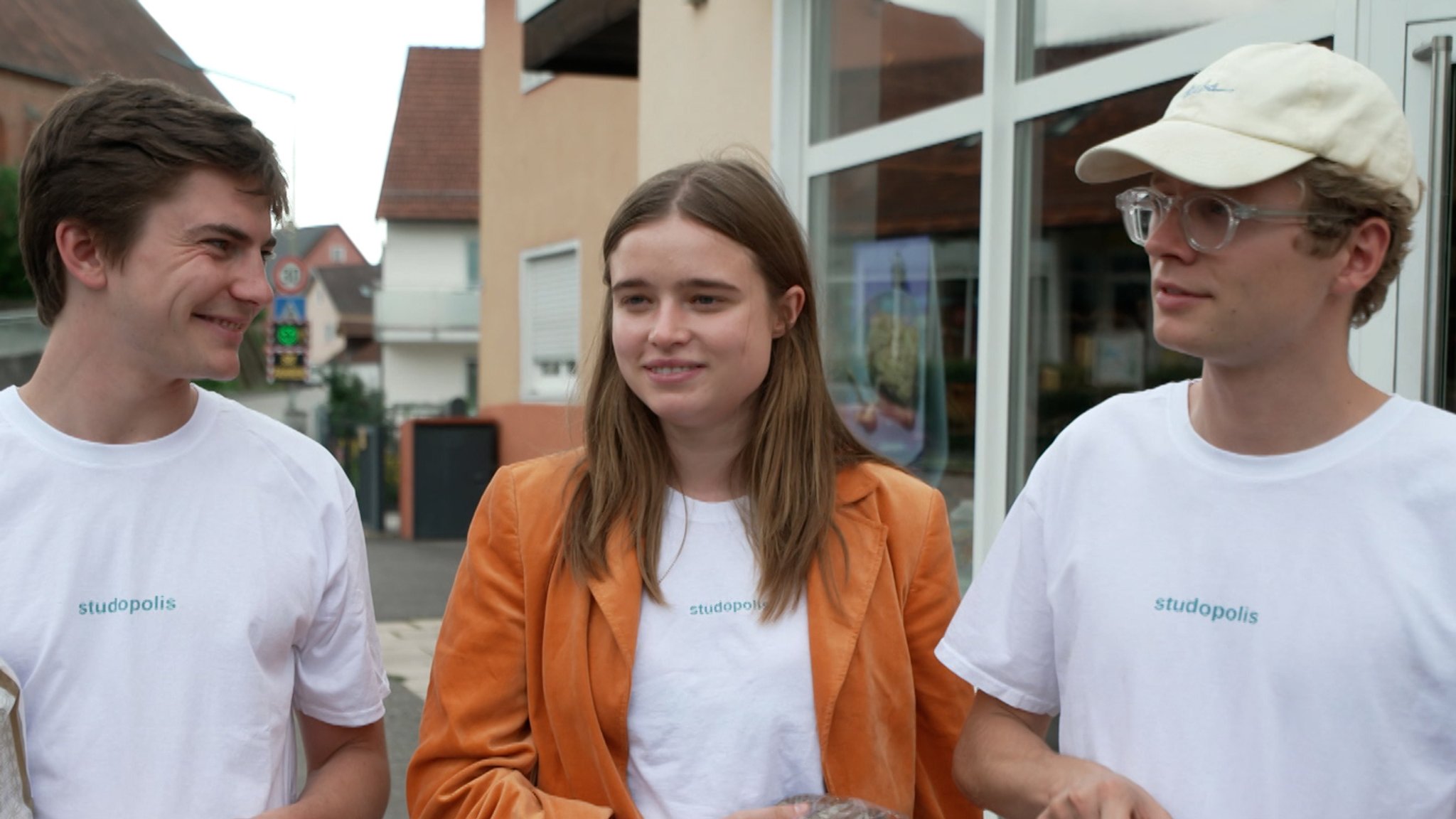 Beim Roadtrip sammeln die Studierenden Stimmen bei Straßenumfragen | Bild: Katharina Kandler/BR Beim Roadtrip sammeln die Studierenden Stimmen bei Straßenumfragen