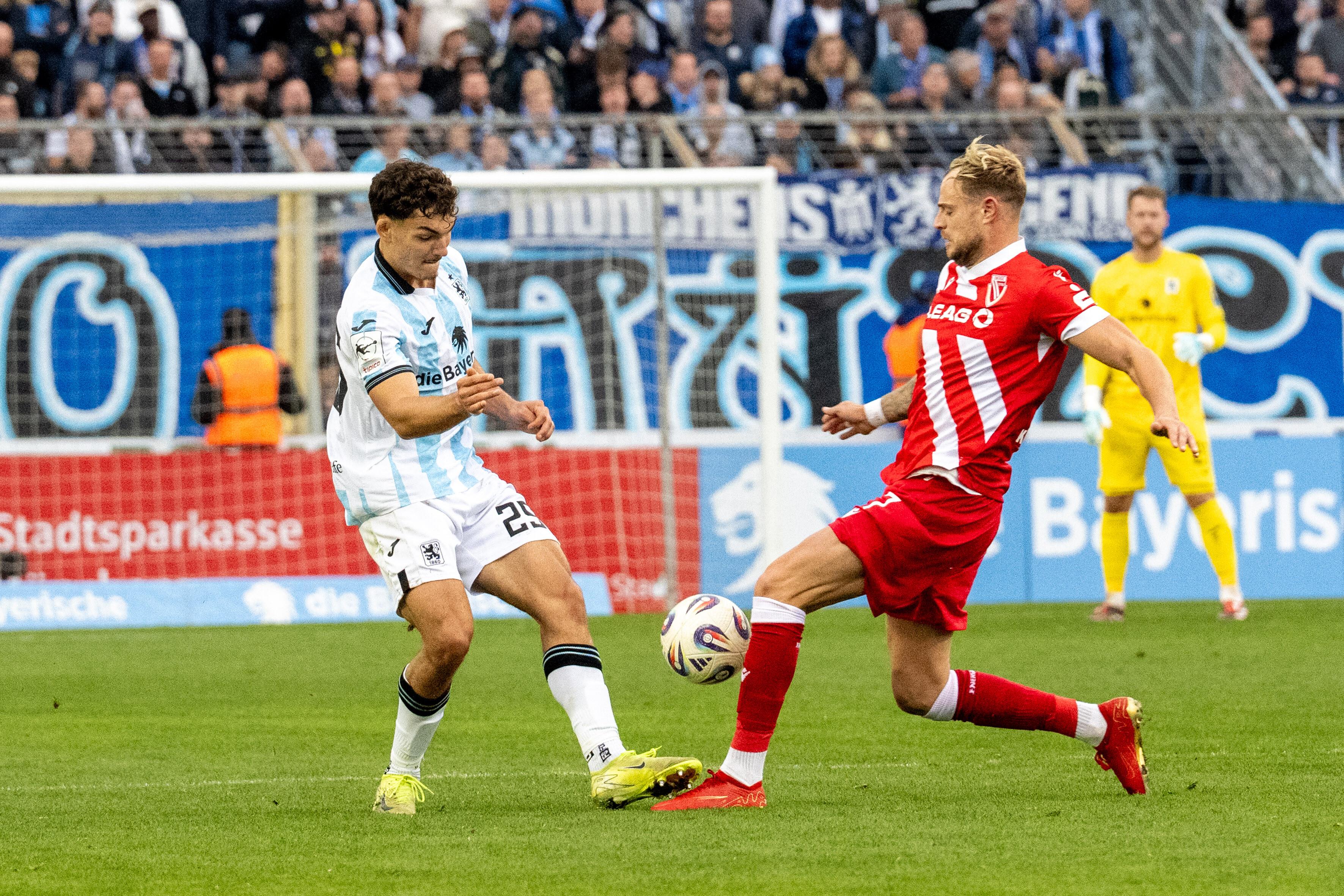 Marvin Rittmueller #29 (TSV 1860 Muenchen) im Zweikampf, TSV 1860 Muenchen vs. Energie Cottbus