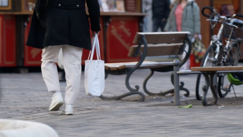 Gut war die Stimmung der deutschen Verbraucherinnen und Verbraucher das ganze Jahr über nicht - doch zum Jahresende trübt sie sich noch einmal stark ein. Hauptgrund ist, dass die Menschen wieder deutlich mehr sparen wollen. | Bild: Bayerischer Rundfunk 2025 Gut war die Stimmung der deutschen Verbraucherinnen und Verbraucher das ganze Jahr über nicht - doch zum Jahresende trübt sie sich noch einmal stark ein. Hauptgrund ist, dass die Menschen wieder deutlich mehr sparen wollen.