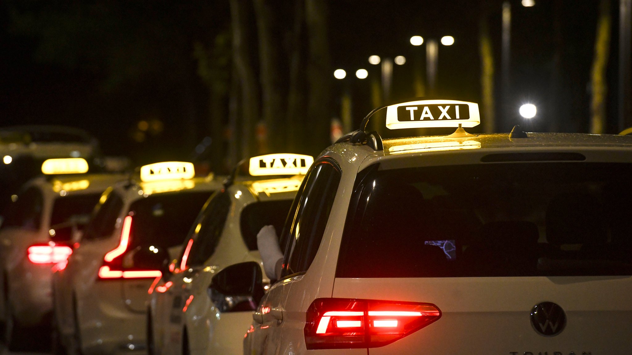 Taxis am Taxistand in der Nacht (Symbolbild) | Bild: picture alliance / Geisler-Fotopress | Nancy Heusel Taxis am Taxistand in der Nacht (Symbolbild)