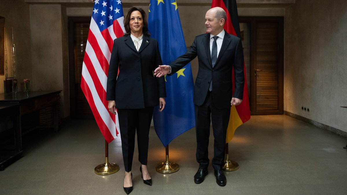 Bundeskanzler Olaf Scholz und Kamala Harris, Vizepräsidentin der Vereinigten Staaten von Amerika, bei der Münchner Sicherheitskonferenz 2024.