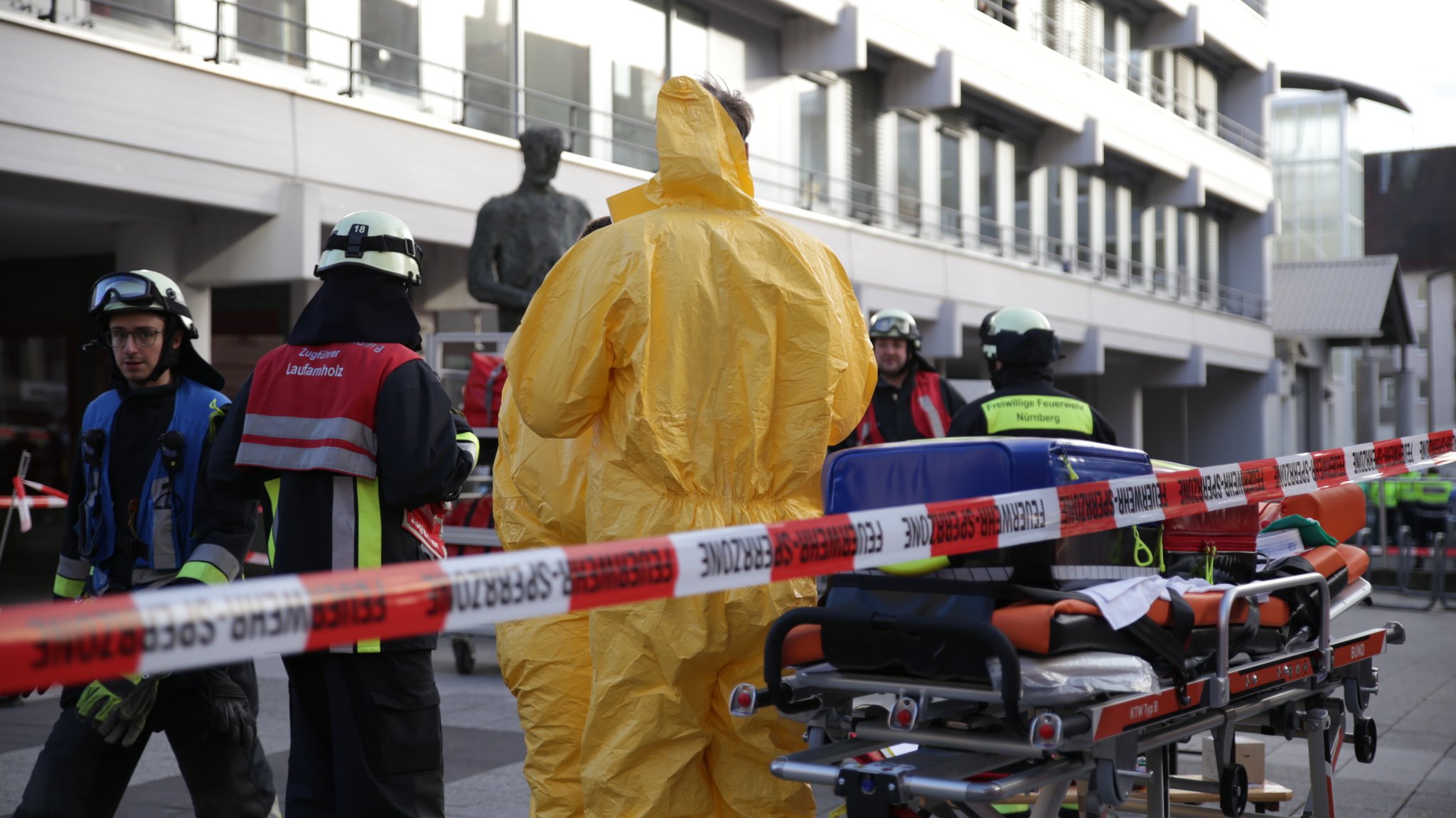 Einsatzkräfte vor dem Gewerkschaftshaus von Verdi in Nürnberg | Bild: BR/ Isabel Pogner Einsatzkräfte vor dem Gewerkschaftshaus von Verdi in Nürnberg