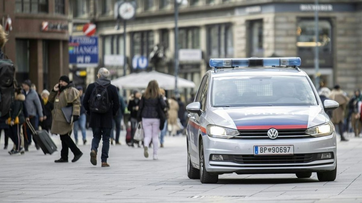 15.03.2023, Österreich, Wien: Ein Einsatzfahrzeug der Polizei steht am Stephansplatz.