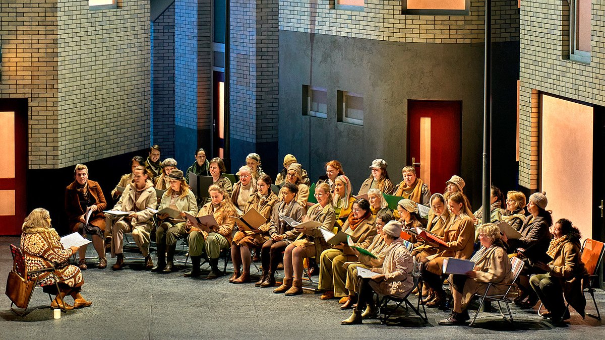 Szene aus "Der Fliegende Holländer" mit Nadine Weissmann (Mary) und Elisabeth Teige (Senta)