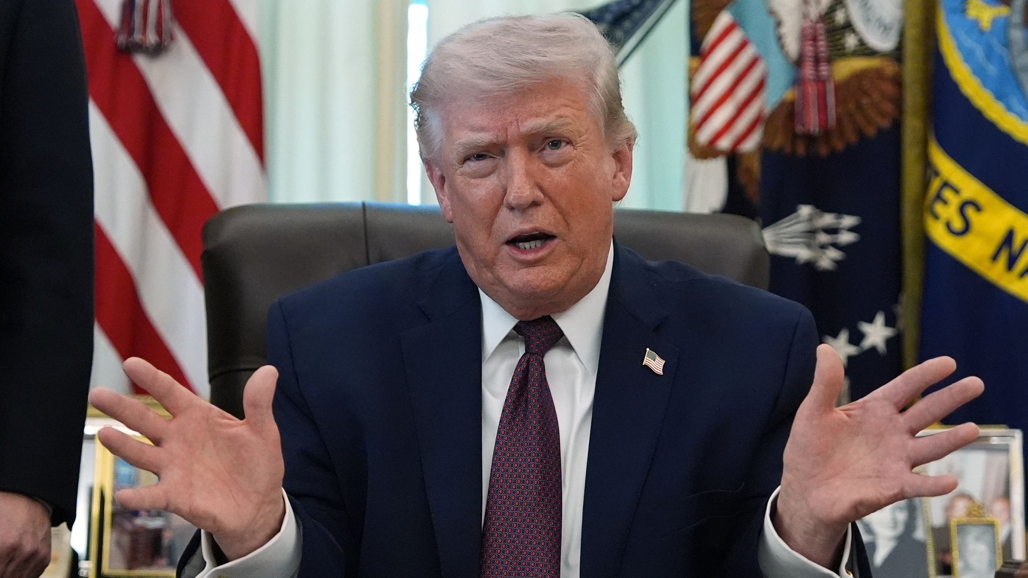 US-Präsident Donald Trump spricht im Oval Office des Weißen Hauses.