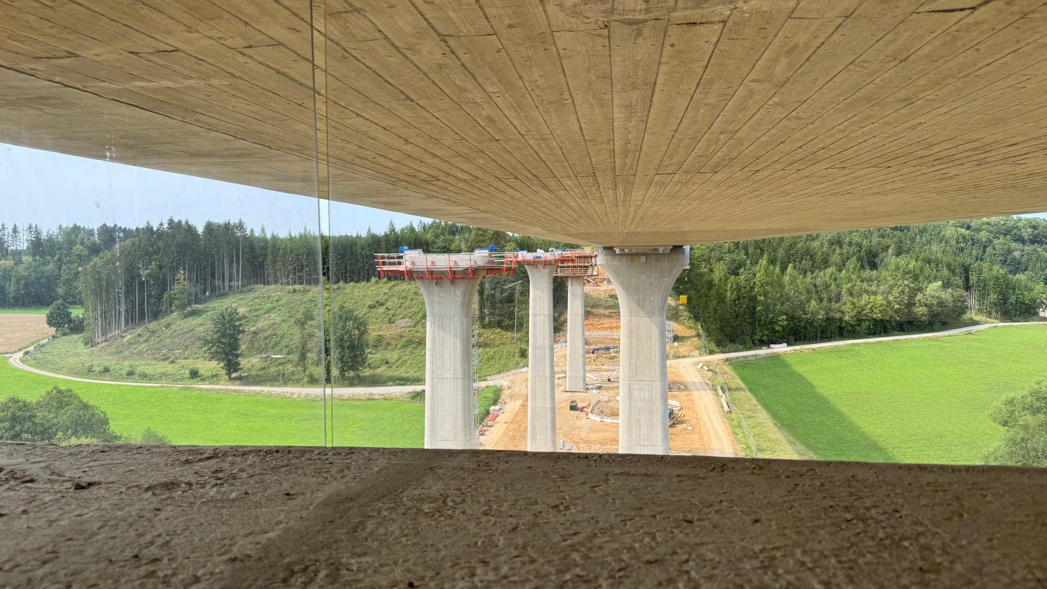 Brückenerneuerung der Talbrücke Krondorf nahe der Rastanlage Jura auf der A3 zwischen Regensburg und Nürnberg. Man sieht die neuen Brückenpfeiler.