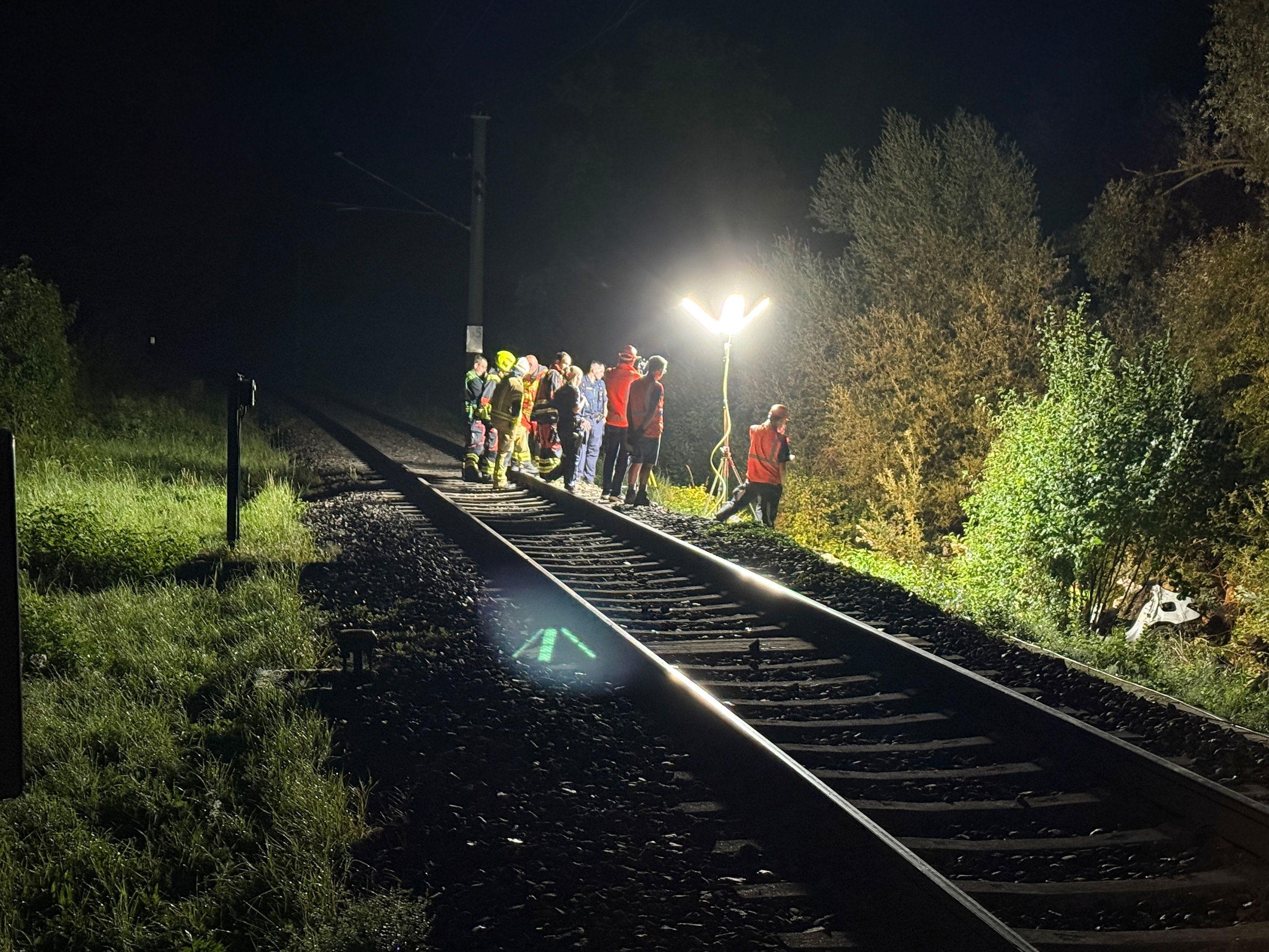 An dem Bahnübergang in der Nähe von Manching untersuchen Einsatzkräfte den Unfallort.