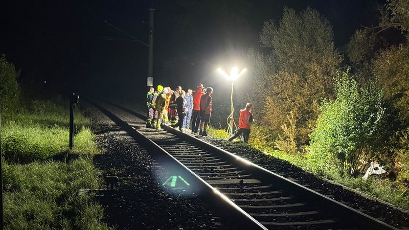 An dem Bahnübergang in der Nähe von Manching untersuchen Einsatzkräfte den Unfallort. | Bild: dpa-Bildfunk/Schmelzer An dem Bahnübergang in der Nähe von Manching untersuchen Einsatzkräfte den Unfallort.