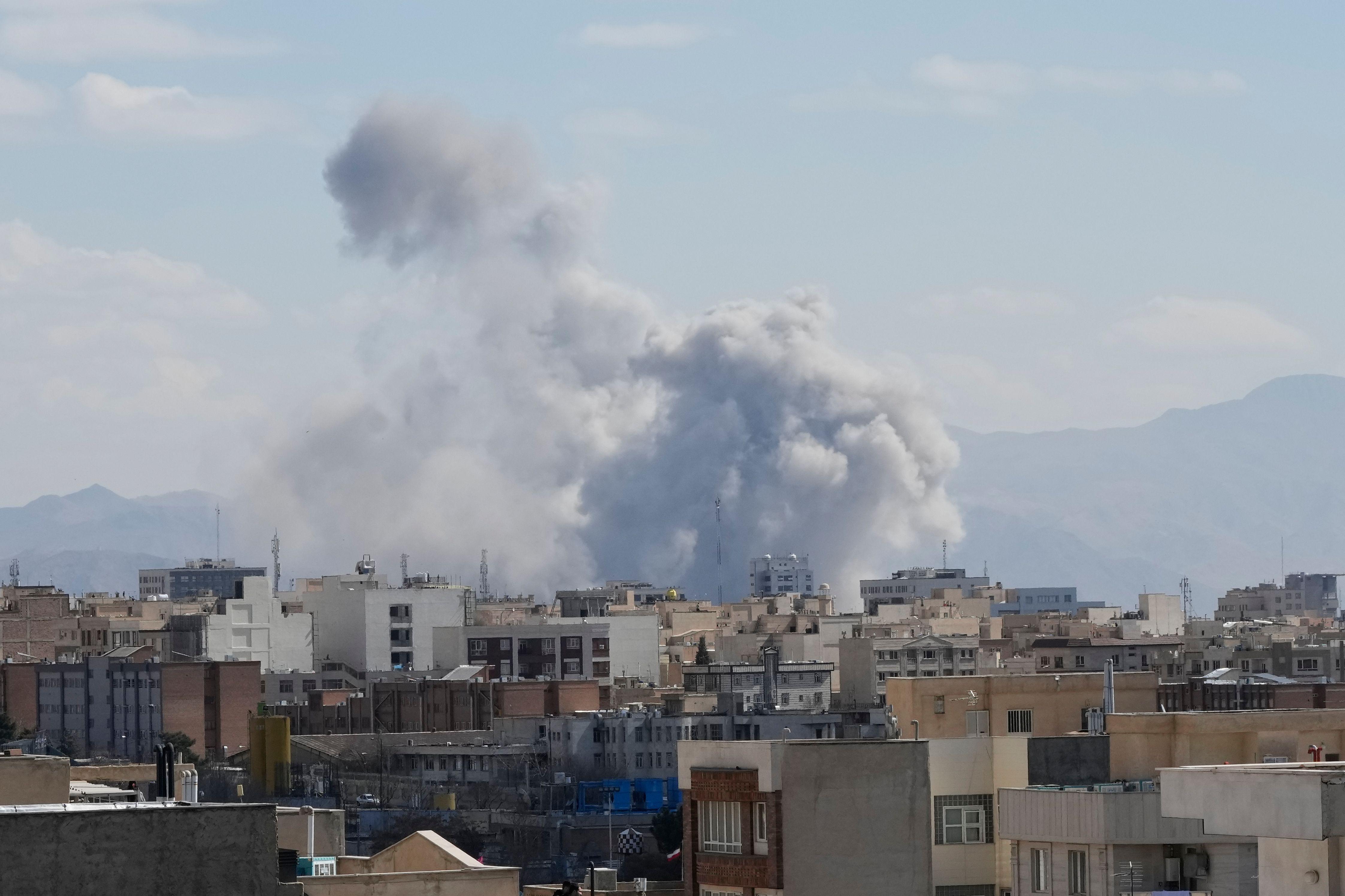 Eine Rauchwolke steigt über Teheran auf nach einer Explosion.