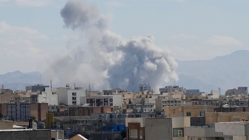 Eine Rauchwolke steigt über Teheran auf nach einer Explosion. | Bild: Uncredited/AP/dpa Eine Rauchwolke steigt über Teheran auf nach einer Explosion.