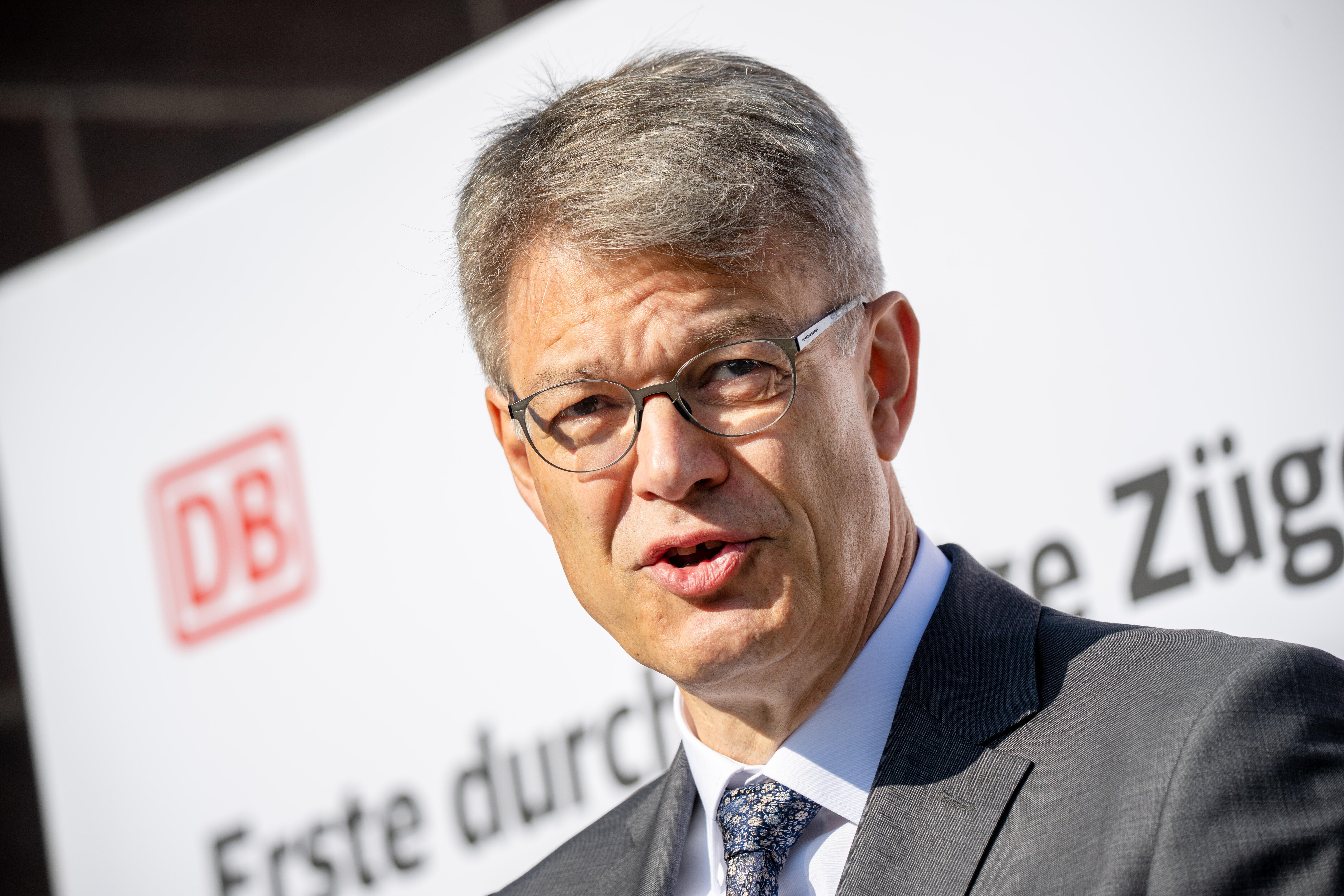 Archivbild: Verkehrsminister Patrick Schnieder bei einem Pressetermin der Deutschen Bahn.