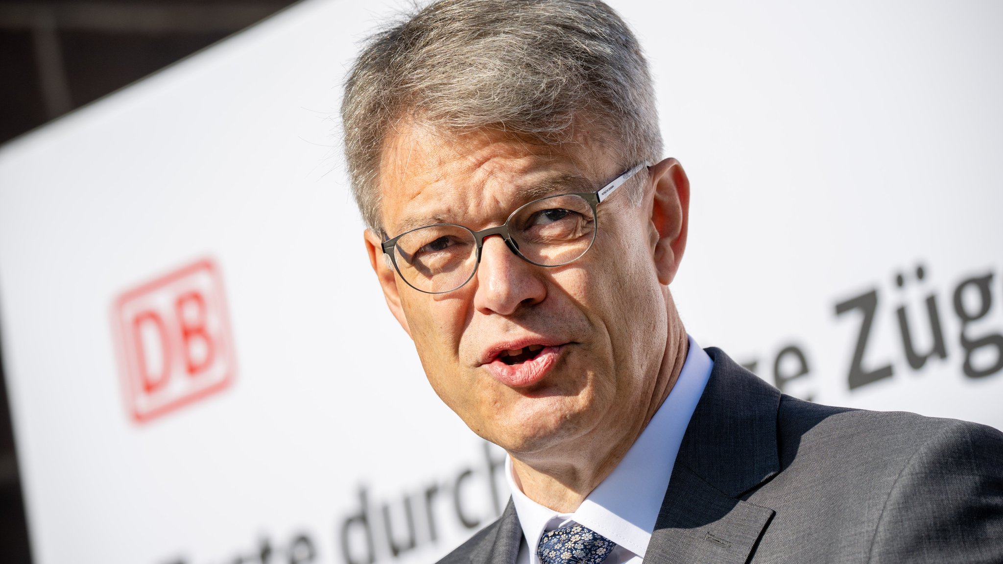 Archivbild: Verkehrsminister Patrick Schnieder bei einem Pressetermin der Deutschen Bahn. | Bild: picture alliance/dpa | Harald Tittel Archivbild: Verkehrsminister Patrick Schnieder bei einem Pressetermin der Deutschen Bahn.