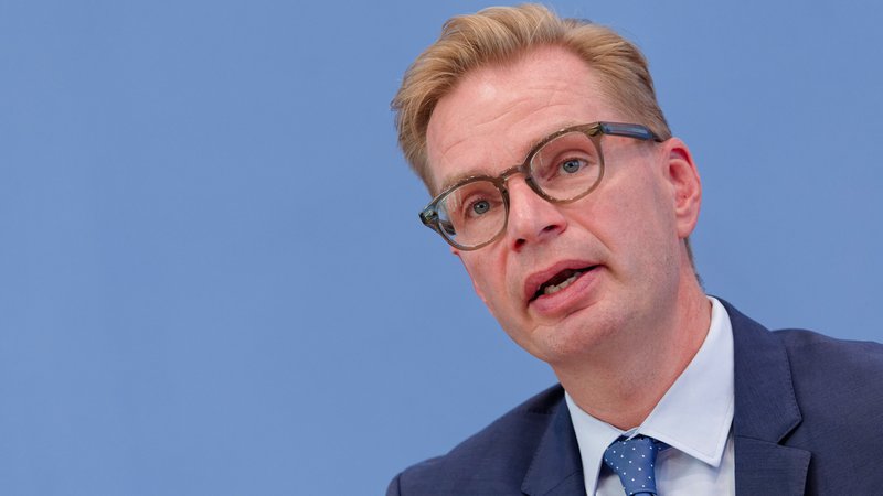 (Archivbild) Reiner Holznagel, Präsident des Steuerzahlerbunds, kritisiert die geplante Größe der neuen Bundesregierung | Bild: picture alliance / SZ Photo | Jürgen Heinrich (Archivbild) Reiner Holznagel, Präsident des Steuerzahlerbunds, kritisiert die geplante Größe der neuen Bundesregierung