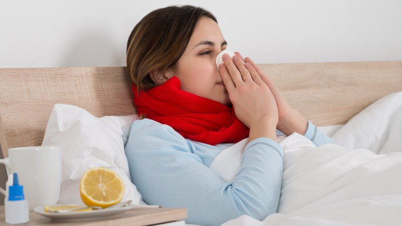 Eine erkältete Frau liegt im Bett und schnäuzt. | Bild: stock.adobe.com/Andrey Popov Eine erkältete Frau liegt im Bett und schnäuzt.