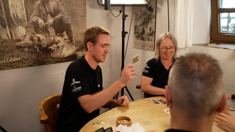 Personen beim Kartenspielen | Bild: BR Personen beim Kartenspielen