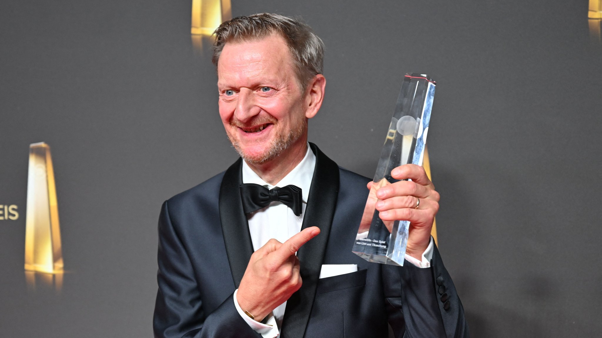 Michael Kessler, Sprecher von "Werwölfe – Das Spiel von List und Täuschung", freut sich bei der Verleihung des Deutschen Fernsehpreises über die Auszeichnung in der Kategorie "Beste Unterhaltung Reality". | Bild: dpa-Bildfunk/Henning Kaiser Michael Kessler, Sprecher von "Werwölfe – Das Spiel von List und Täuschung", freut sich bei der Verleihung des Deutschen Fernsehpreises über die Auszeichnung in der Kategorie "Beste Unterhaltung Reality".