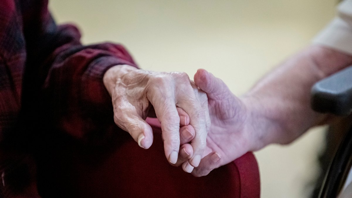 Zwei alte Menschen halten sich bei den Händen (Symbolbild) 