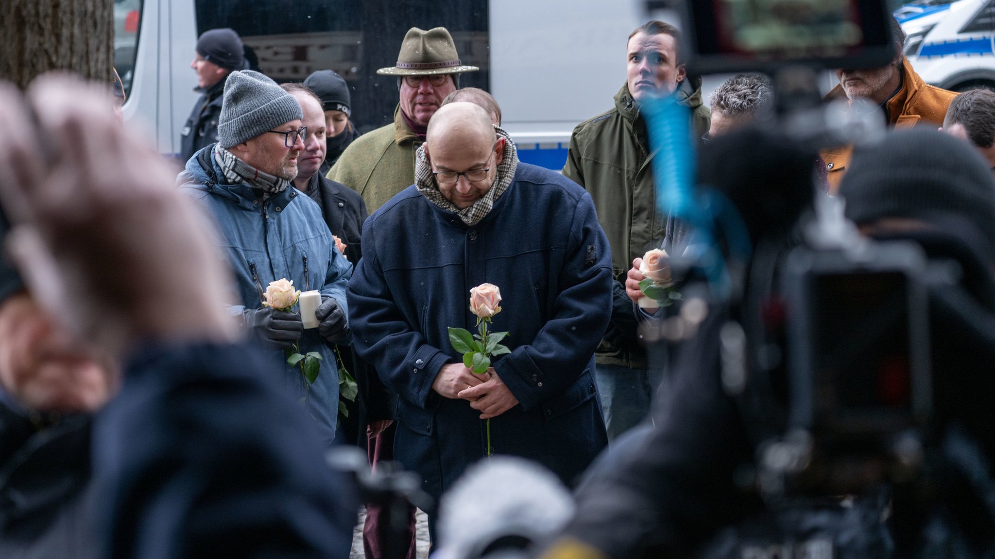 Der bayerische AfD-Landeschef Stephan Protschka mit einer Rose in der Hand. 