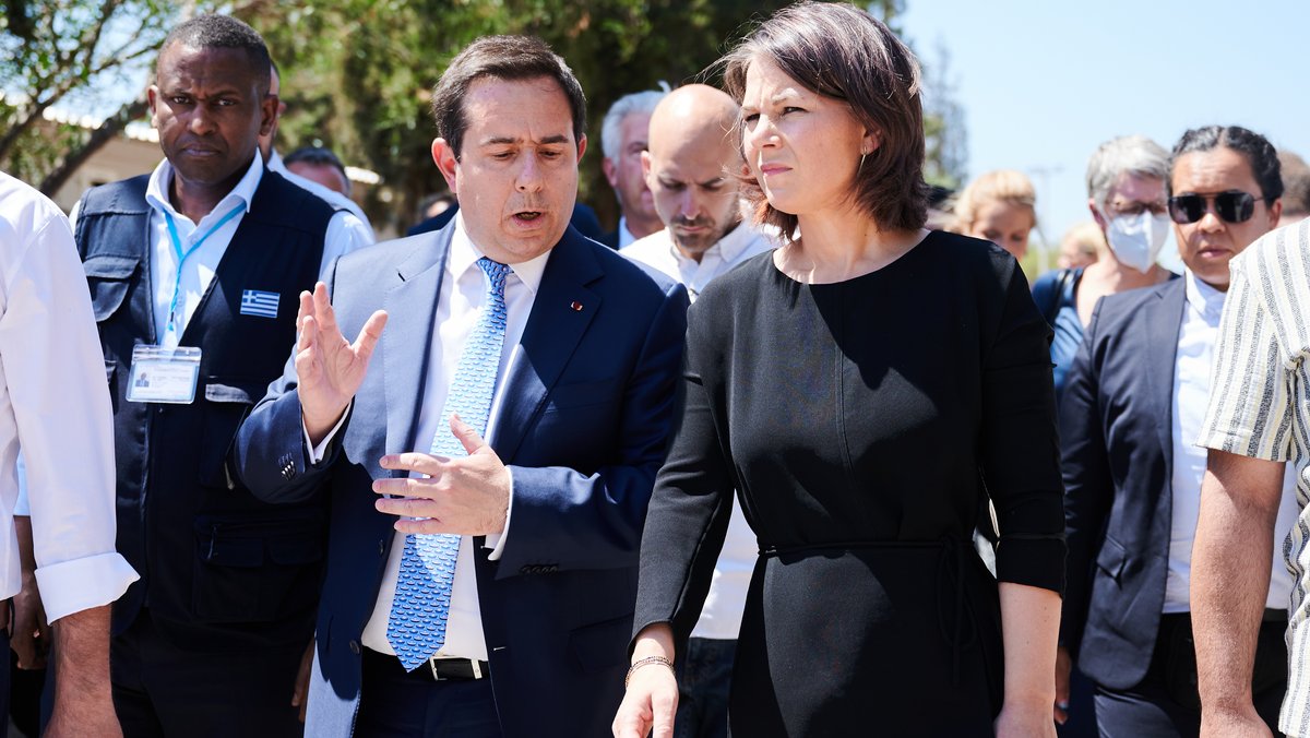  Außenministerin Baerbock besucht das griechische Flüchtlingslager Schisto, während Panagiotis Mitarachi mit ihr spricht. 