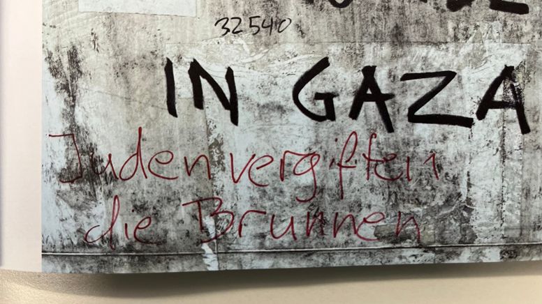 "Juden vergiften die Brunnen" steht an einer Hauswand.  | Bild:BR / RIAS Bayern