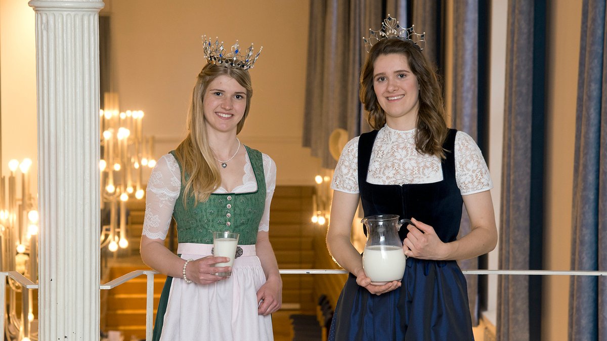 Die Bayerische Milchkönigin Veronika Gschoßmann und ihre Stellvertreterin, Milchprinzessin Philomena Mögele.
